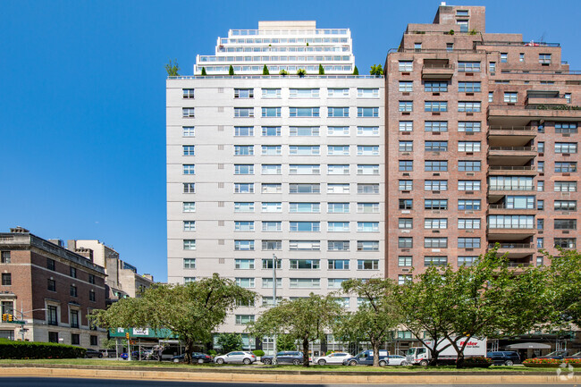 Foto del edificio - 700 Park Ave