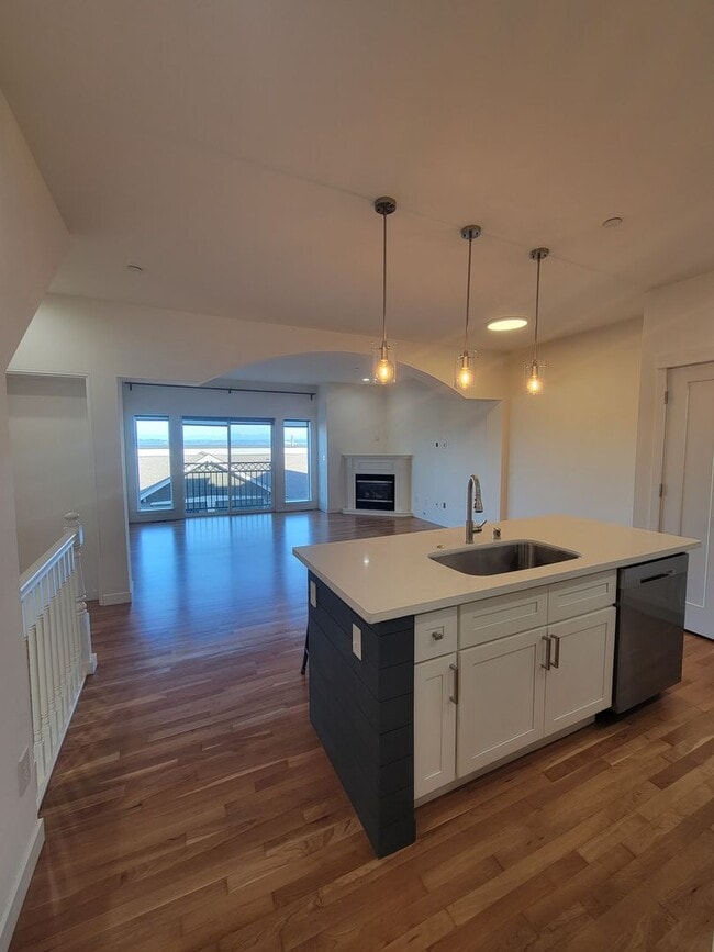 Building Photo - Gorgeous 3 bedroom 2.5 bath with views of ...