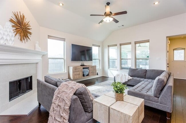 Foto del edificio - 7919 Summer Night Ln