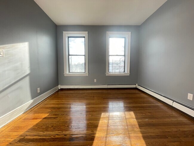 Building Photo - 149 Zabriskie St