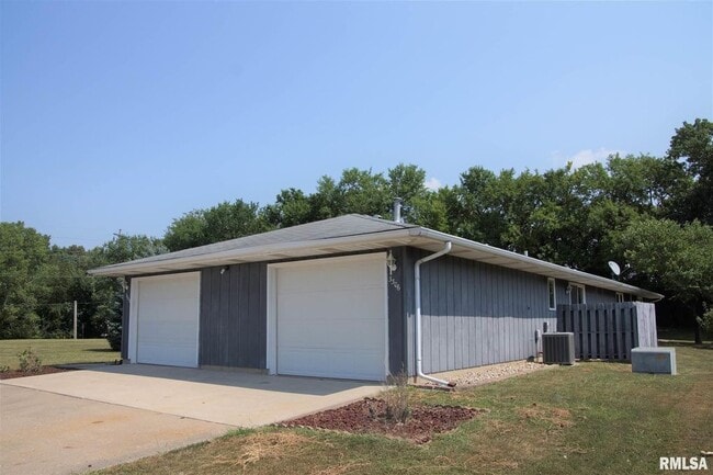 Front view - 3306 N Molleck Dr