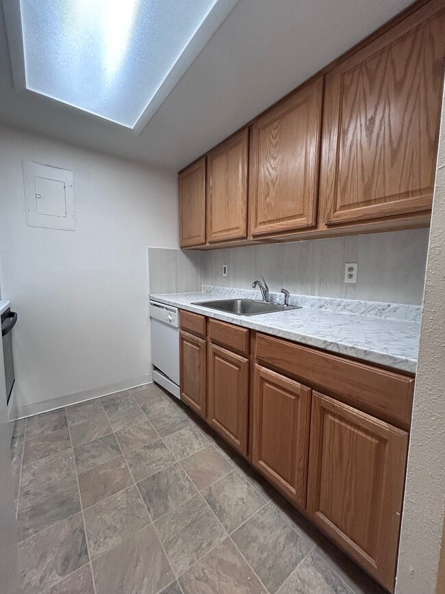 Building Photo - 1200 Golden Cir