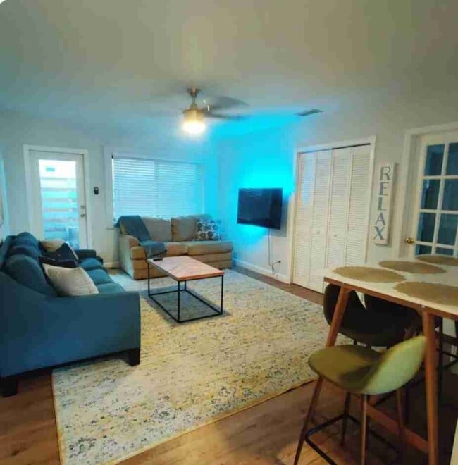 Photo - 700 SE 14th Ct (Fort Lauderdale, FL) Apartment