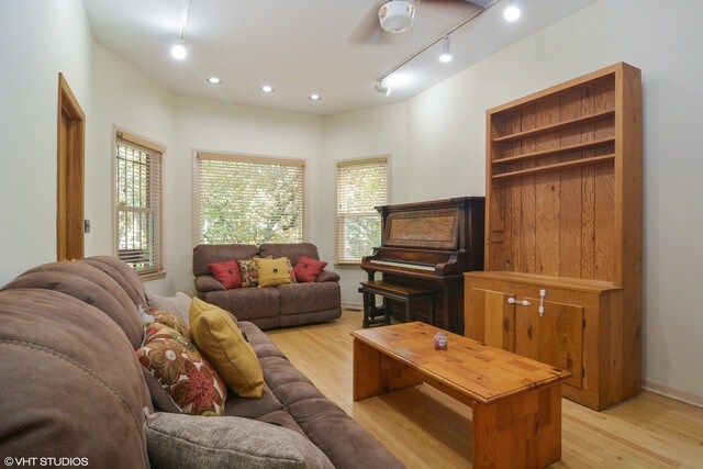 Foto del edificio - 2436 N Sawyer Ave