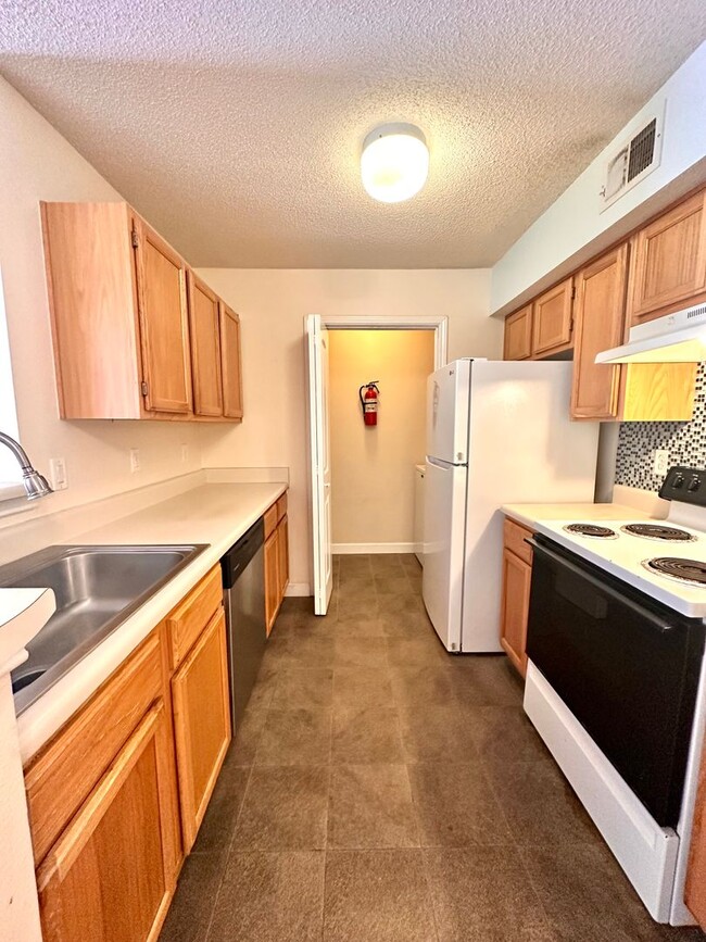 Foto del edificio - Ground Floor 1B/1B Unfurnished Condo in In...