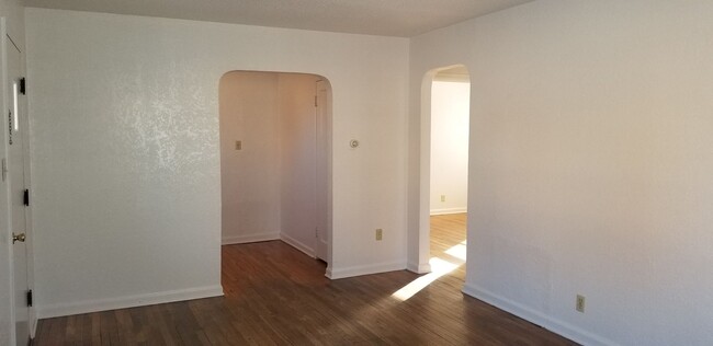Foto del edificio - 2 Bed 1 bath house with carport