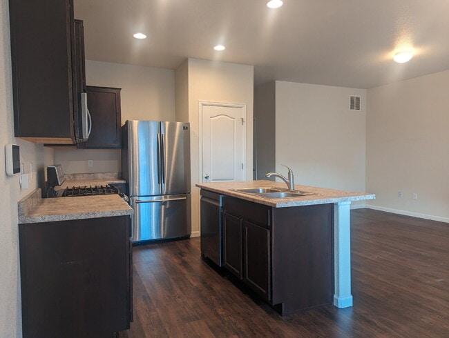 Building Photo - Newer 3bdrm/2 1/2 bath townhome in the heart of Longmont!