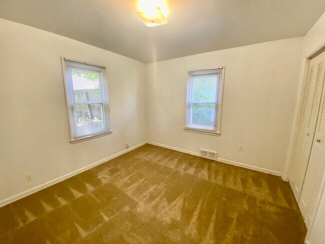 Foto del edificio - 4 bedroom house  Close to EMU in Ypsilanti- Available Fall 2026