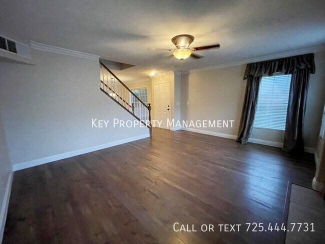 Foto del edificio - 3 BED, 2 BATH TOWNHOME LOCATED IN SILVERAD...