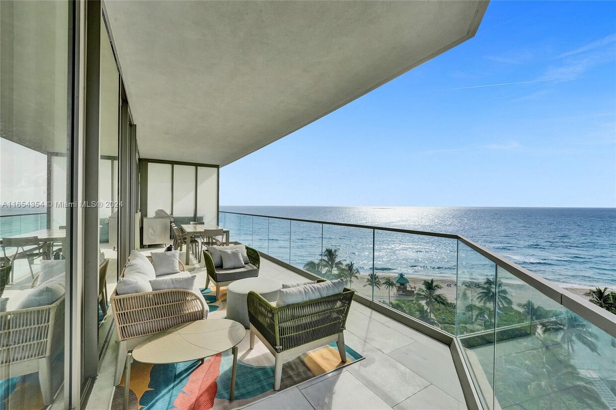 Foto principal - 18975 Collins Ave