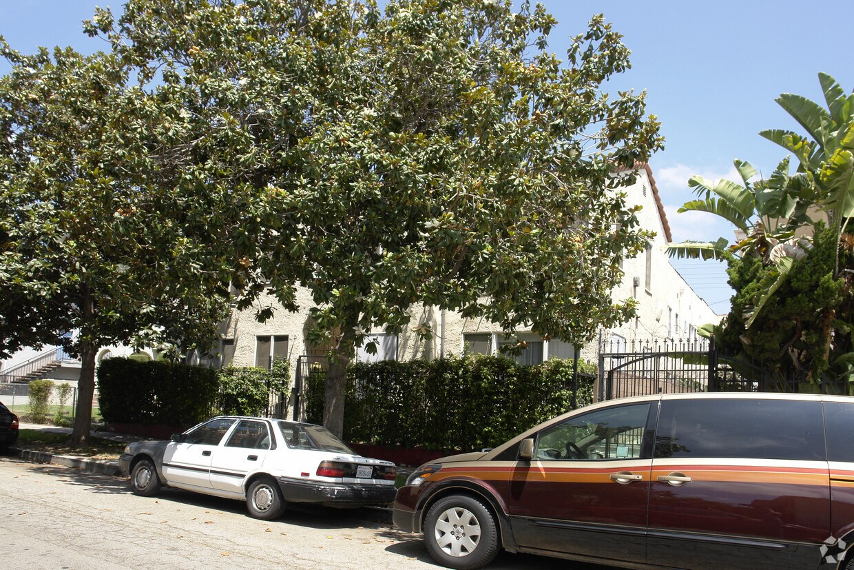 Foto del edificio - 6111 Eleanor Ave