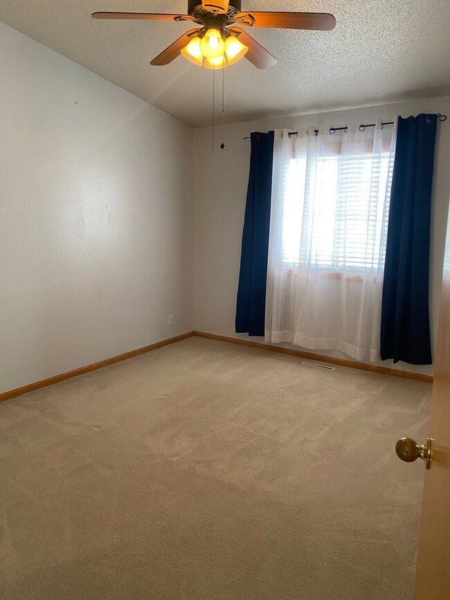Building Photo - 3 bd/2 ba Twinhome available June 1st!