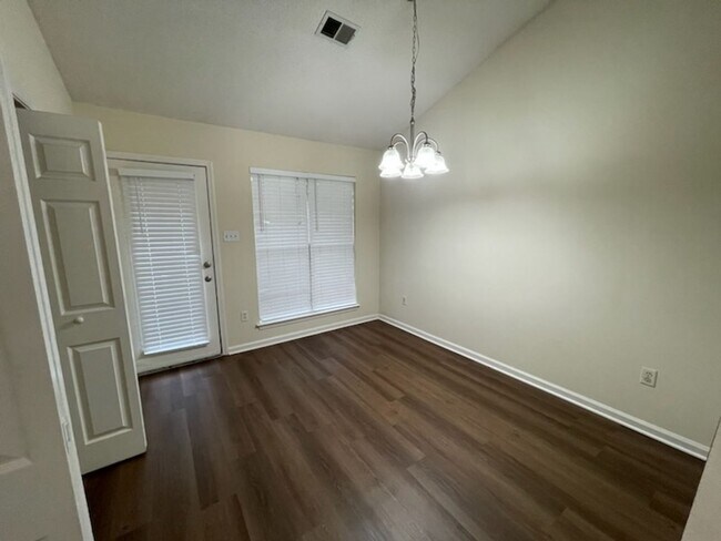 Building Photo - Close to Northwest, community college!!