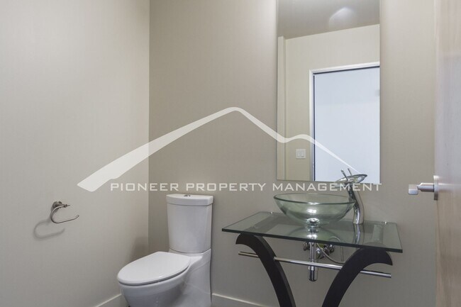 Building Photo - Updated Downtown Denver Penthouse Condo wi...