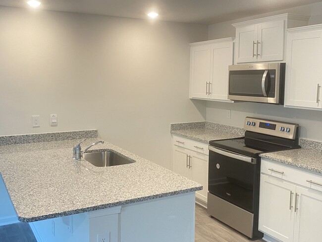 Foto del edificio - Brand New End-Unit Townhome in Charlotte!