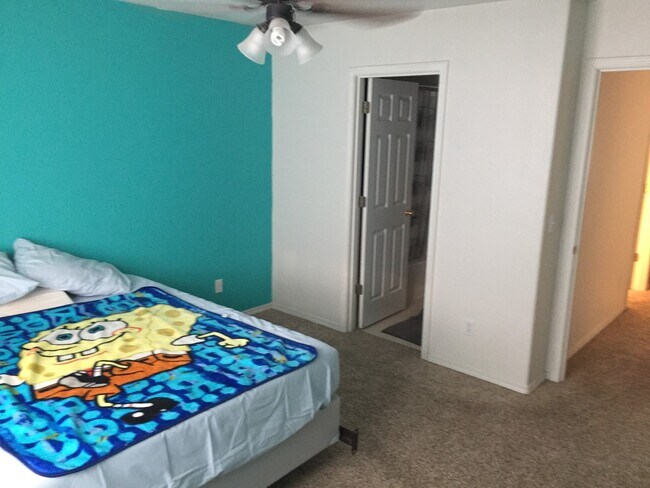 Foto del edificio - HUGE TOWN HOME - Close to park for kids