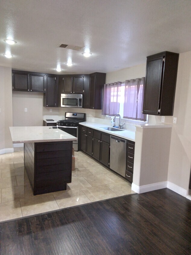 Foto principal - 5926 Rose Sage St