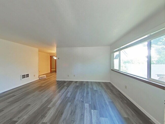Building Photo - 3 Bedroom Duplex ~ Close to Campus ~ Small...