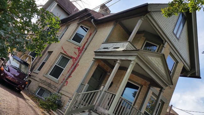 Building Photo - 811 E Pleasant St