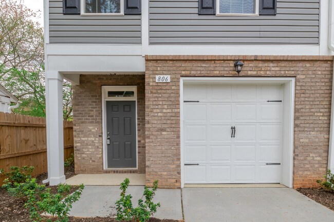 Building Photo - 806 Rosefield Dr