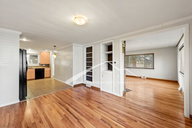 Building Photo - Beautiful Home with Washer/Dryer and Fenced Yard