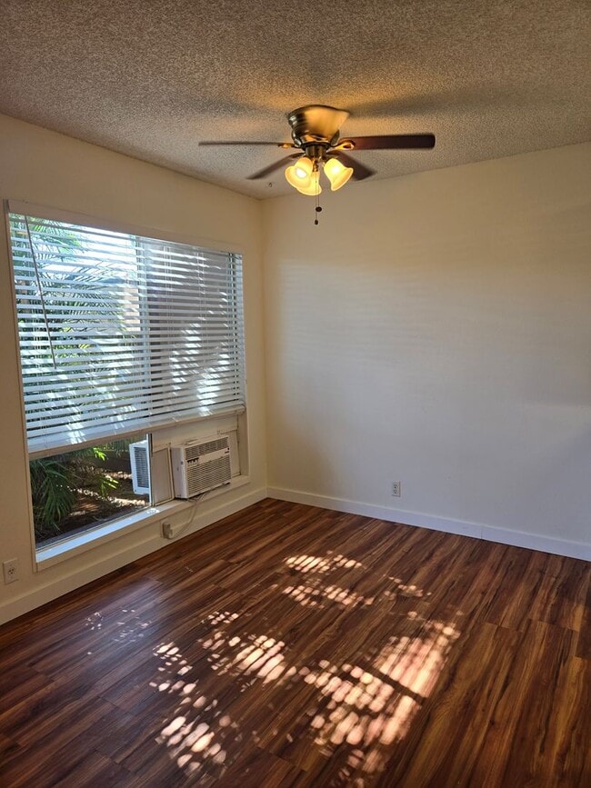 Building Photo - Must see Palm Villa Condo