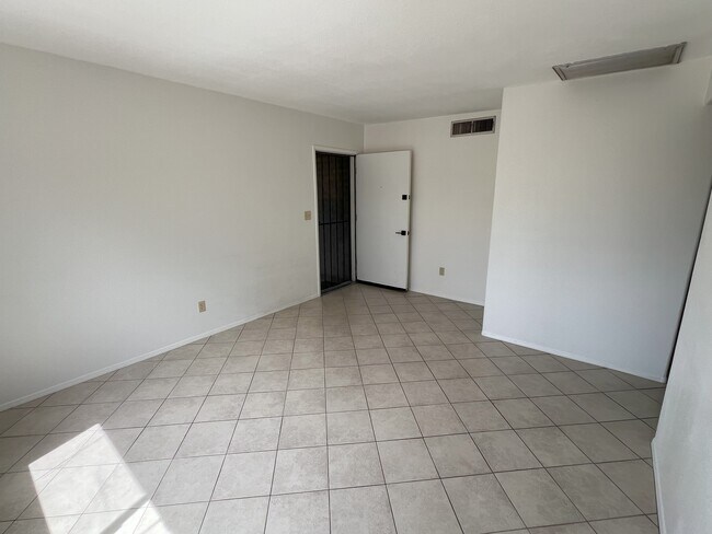 Foto del edificio - 1656 N Jerrie Blvd