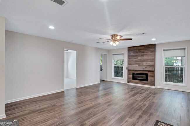 Building Photo - 5772 Lilburn Stone Mountain Rd