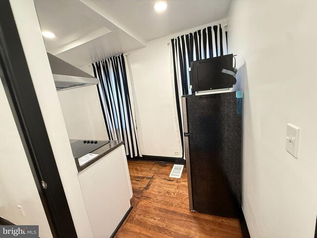 Building Photo - 412 Center Ave