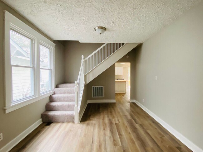 Foto del edificio - Very Spacious 5bdrm/2bth Bungalow Located in South Richmond w/Privacy Fenced Back Yard!!