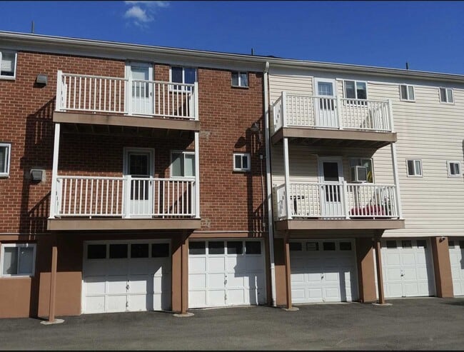 Building Photo - 300 Ketchamtown Rd