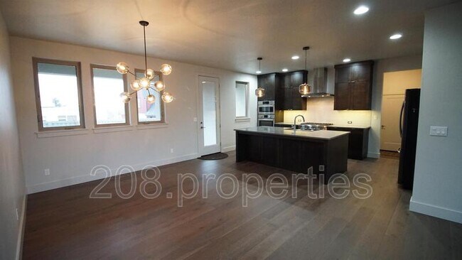 Foto del edificio - 6849 E Warm Springs Ave