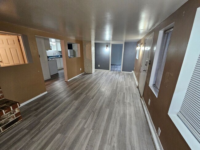 Building Photo - Brem Top Bottom Duplex