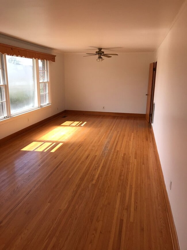 Foto del edificio - Corner lot with over 2 acre yard in Lebano...