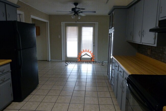 Building Photo - Lovely 3 bedroom 2 bath brick home.