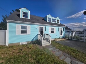 Building Photo - 274 Newport Rd