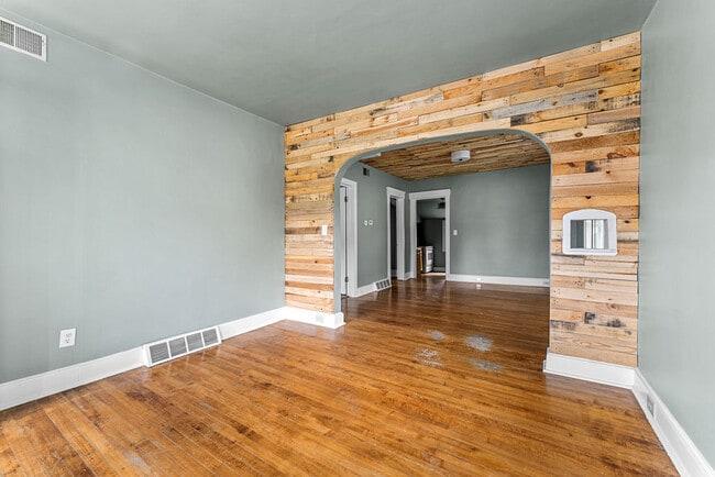 Building Photo - 1060 W 10th Ave