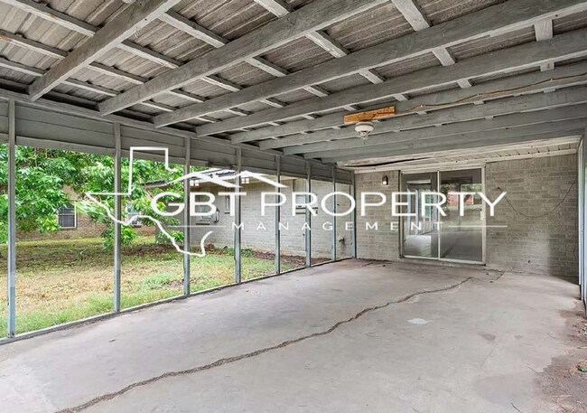 Building Photo - Large Home