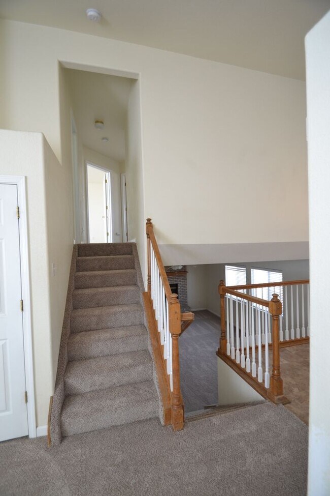 Foto del edificio - 4 Bed 3 Bath with 3 car garage - Available...