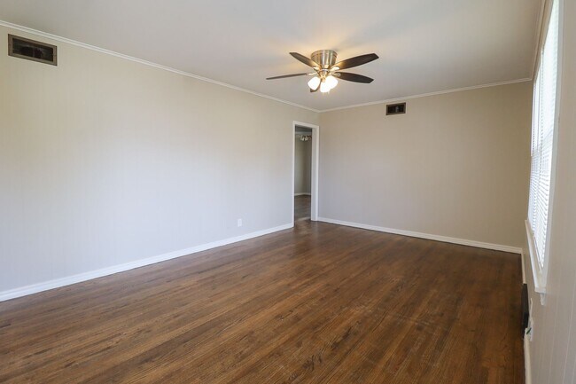 Building Photo - 3 Bed, 2 Bath Corner Lot in Tulsa!