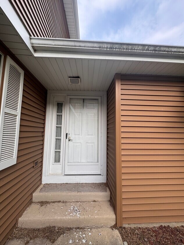 Building Photo - 1327 Andover Dr