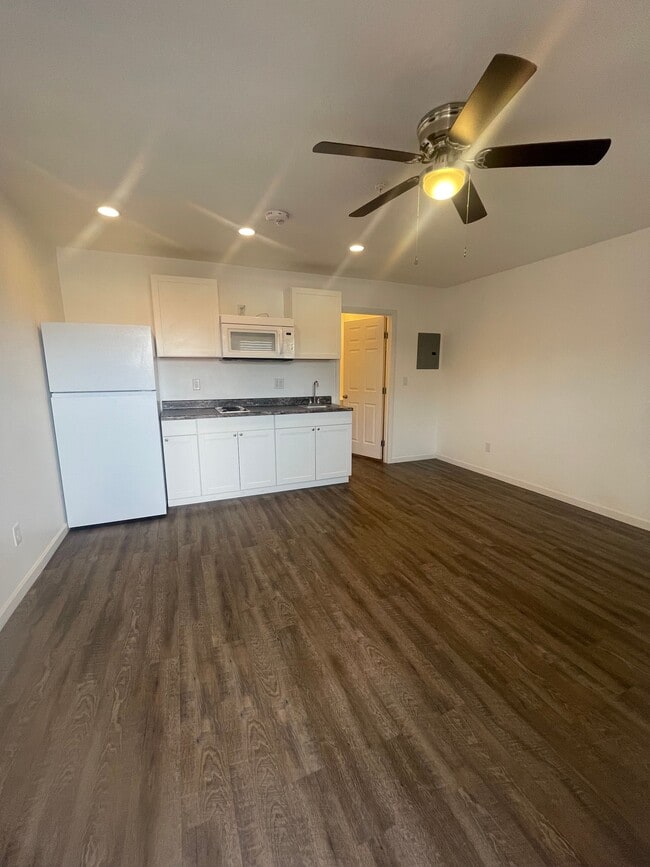 Building Photo - La Noor Studios