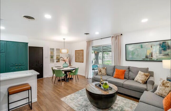 Foto del edificio - Room in House on Burr Oak Dr