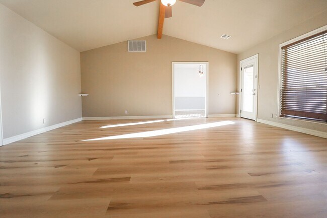 Building Photo - 3 Bed / 2 Bath / East Tulsa $1680 / Month