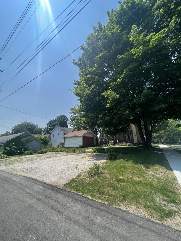 408 Michigan Ave Unit 1, Valparaiso, IN 46383 Room for Rent in