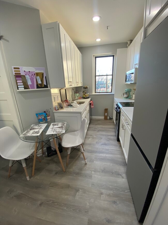 Building Photo - 11 Park Dr