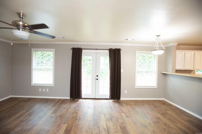 Building Photo - 558 Wisteria Dr