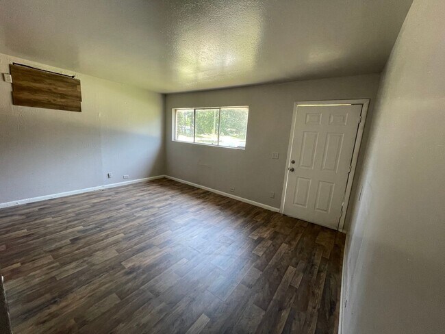 Building Photo - Beautiful 3 Bedroom Home