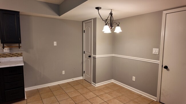 Building Photo - Spacious 2-Bed Townhome with Finished Basement, Pond View & Attached Garage in Fairfield