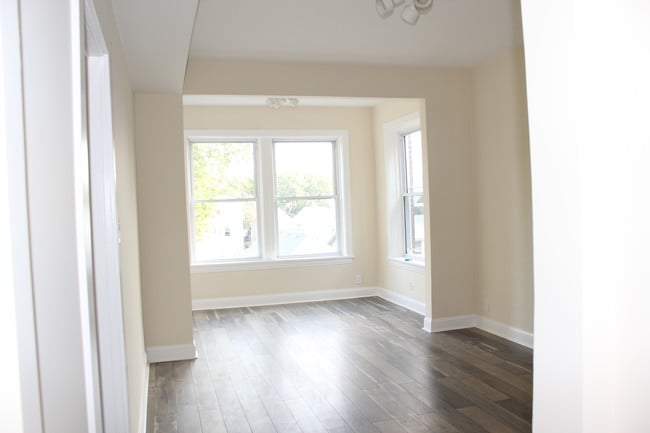 Living room - 3316 W Hutchinson St